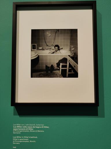 'L.M. in Hitler's bathtub, Munich, 1945
ph. 28/1/26 dalla mostra 
Lee Miller. Opere 1930-1955
© Lee Miller Archives
Camera, Torino