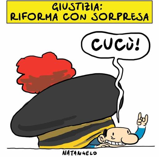 Nel disegno, da un tocco spunta sorridendo Silvio Berlusconi che, facendo le corna, dice: "Cucù!"