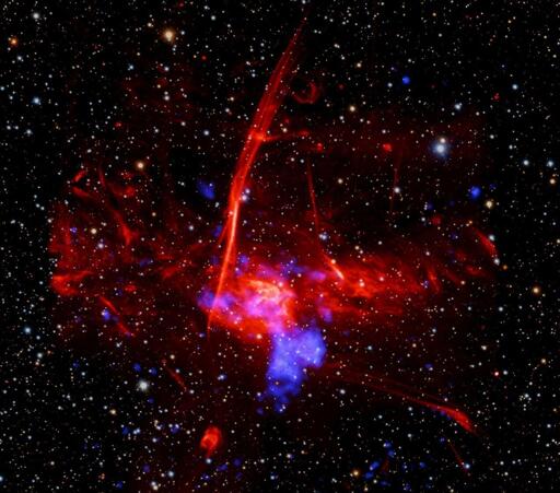 Questa immagine mostra la regione in cui sono state trovate le prove della scoperta e combina dati a raggi X di Chandra e XMM-Newton, osservazioni radio del telescopio MeerKAT in Sudafrica e un’immagine ottica dei telescopi Pan-STARRS alle Hawaii.
