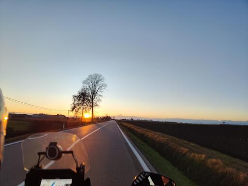 tornando a casa al tramonto in moto