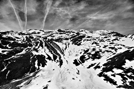 Roccia e neve a contrasto sulla parete di una montagna in Valle d'Aosta.