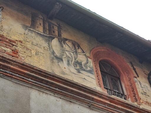 Casa Cavassa, Carmagnola (TO)
Particolare della facciata esterna –
lacerti di affreschi dei primi anni del '500 –
raffigurante degli elefanti con delle strutture simili a torri sul dorso.
