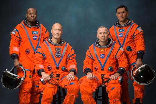 IT; L'equipaggio dell'Artemis III nel ritratto ufficiale (da sinistra: Andre Douglas, Luca Parmitano, Randy Bresnik, Frank Rubio).
Crediti: NASA/Bill Stafford

EN: The Artemis III crew poses for an official portrait (from left: Andre Douglas, Luca Parmitano, Randy Bresnik, Frank Rubio).
Credit: NASA/Bill Stafford