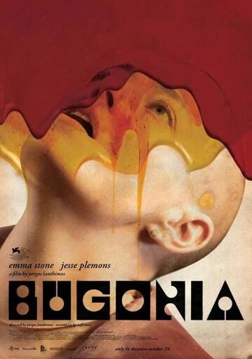 
Questa è la locandina di un film intitolato "BUGONIA", diretto da Yorgos Lanthimos. L'immagine ha un tono visivamente surreale e inquietante, con una palette di colori che include rossi scuri, gialli intensi e toni della pelle neutri.

Soggetto Principale: Il centro dell'immagine è occupato dal primo piano del viso di una persona, inclinato all'indietro come se stesse guardando in alto, con la bocca leggermente aperta. L'espressione è di estasi o angoscia.

Elementi Surreali: La parte superiore del viso (fronte, occhi e parte delle guance) è coperta da un liquido denso e rosso sangue che cola verso il basso, simulando un effetto di fusione o dissolvenza. Appena sotto questo strato rosso, un altro liquido denso color miele o giallo-arancio sta colando sulla faccia, distorcendo i lineamenti e la forma del viso. Queste colature creano un effetto visivo che ricorda la cera che si scioglie o la pelle che si deforma.

Testo: In basso, sotto l'immagine principale, ci sono le scritte principali:

I nomi dei protagonisti: EMMA STONE e JESSE PLEMONS.

Il titolo del film, in caratteri grandi e stilizzati: BUGONIA.

Crediti: "a film by YORGOS LANTHIMOS" e "screenplay by WILL TRACY".

L'annuncio della data di uscita: "only in theaters OCTOBER 24".

L'estetica generale è volutamente disturbante e pittorica, tipica dello stile del regista.