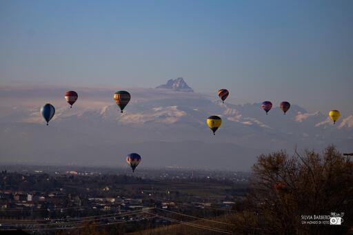 Le mongolfiere nel cielo sullo sfondo del Monviso