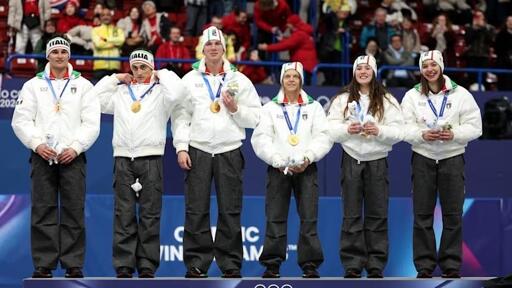 La squadra italiana di short track con la medaglia d’oro 