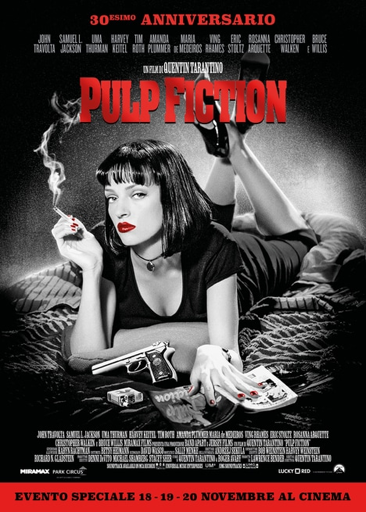 Questa è una locandina promozionale, prevalentemente in bianco e nero e rosso, per celebrare il 30° anniversario del film "Pulp Fiction".

Soggetto Centrale: La locandina è dominata da un ritratto in primo piano di Mia Wallace (interpretata da Uma Thurman), la cui immagine è in bianco e nero.

Mia è distesa a pancia in giù su un letto o un divano, appoggiata sui gomiti, con lo sguardo rivolto direttamente in avanti.

Indossa una parrucca scura a caschetto.

Gli unici elementi in colore sono il suo rossetto rosso acceso e lo smalto rosso sulle unghie.

Tiene una sigaretta accesa tra le dita della mano sinistra, da cui sale del fumo.

Le sue gambe sono sollevate e incrociate in alto.

Oggetti in Primo Piano: Davanti a lei ci sono una pistola e una scatola di sigarette appoggiate su un cuscino scuro. Nella mano destra tiene una bustina con un disco.

Testo:

In alto si legge "30° ANNIVERSARIO" e "UN FILM DI QUENTIN TARANTINO".

Il titolo del film, "PULP FICTION", è grande e in grassetto, di colore rosso acceso.

In fondo, sono elencati i nomi del cast principale (John Travolta, Samuel L. Jackson, Uma Thurman, Harvey Keitel, ecc.).

Nella fascia rossa in basso, si annuncia un "EVENTO SPECIALE 18 - 19 - 20 NOVEMBRE AL CINEMA".