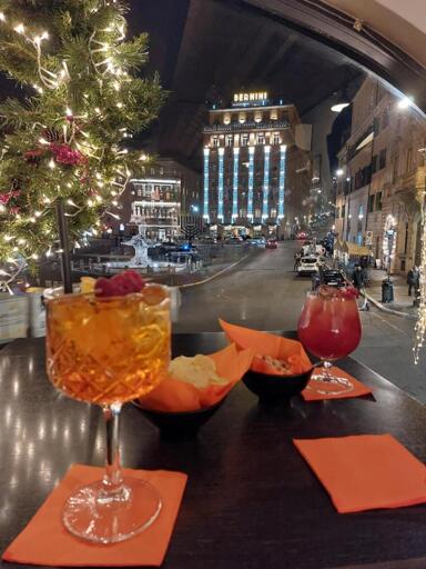 Prendersi del tempo per non fare nulla, guardarsi attorno — che sia in solitudine o in compagnia — non significa affatto perdere tempo.
Significa riappropriarsene.

Fermarsi ogni tanto è l'unico modo per fare davvero chiarezza: su dove stiamo andando, su cosa possiamo fare per stare meglio e su come sta cambiando il mondo intorno a noi.