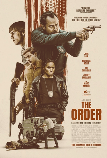 L'immagine è un poster di un film intitolato "The Order". Il poster presenta ritratti di persone sovrapposte su uno sfondo rosso scuro. In alto, si trova un uomo con un'espressione seria che punta una pistola. Sotto di lui c'è un altro uomo, e sotto di lui una donna che guarda in avanti con uno sguardo serio. In basso, c'è una scena che mostra un uomo in una tuta con un bambino. C'è anche un camion e altre persone sullo sfondo. In alto a destra del poster c'è una citazione che recita: "A riveting thriller... will have audience members on the edge of their seats". Sotto i ritratti, c'è una lista di nomi: "Jude Law, Nicholas Hoult, Tye Sheridan, e Burne Scott". In basso, c'è il titolo del film in grassetto: "THE ORDER". Sotto il titolo c'è un testo descrittivo e in basso, la frase: "This December, Only in Theaters".