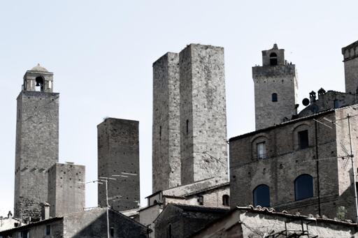 Una fotografia sul centro di San Gimignano, con le sue torri medioevali che sembrano grattacieli delle moderne metropoli.