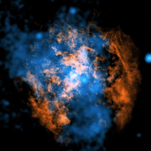 Questa immagine composita mostra le prove dell’esistenza di un vento che soffia allontanandosi da Sagittarius A* (Sgr A*), il buco nero supermassiccio situato al centro della nostra galassia. Il punto bianco al centro dell’immagine rappresenta Sgr A*. In arancione sono mostrati i dati dei radiotelescopi dell’Atacama Large Millimeter/Submillimeter Array (ALMA) in Cile, che mappano la distribuzione del gas freddo composto da monossido di carbonio. In blu sono visualizzati i dati a raggi X dell’Osservatorio a raggi X Chandra della NASA. Una grande cavità a forma di cono, visibile come una regione priva di gas freddo nei dati di ALMA, è invece riempita da gas caldo che emette raggi X nei dati di Chandra. I ricercatori ritengono che questa struttura sia stata creata da un vento caldo ed energetico proveniente da Sgr A*, che avrebbe spazzato via il gas freddo oppure lo avrebbe riscaldato fino alle elevate temperature osservate.