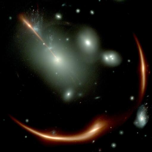 Questa immagine Webb mostra la galassia rossa altamente distorta MRG-M0138, osservata attraverso un ammasso di galassie in primo piano (le sorgenti bianche).