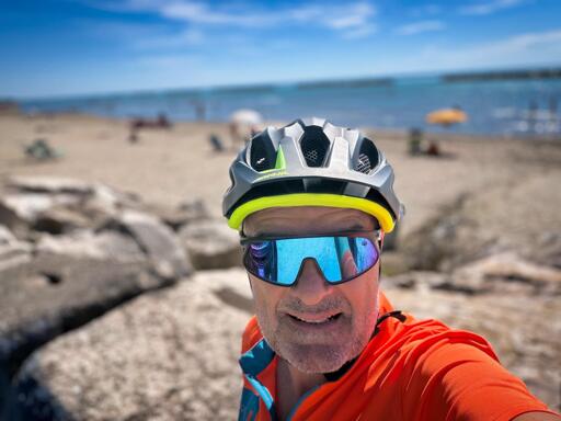 Uomo  (…. uno a caso 😂)con casco e occhiali da sole a specchio
