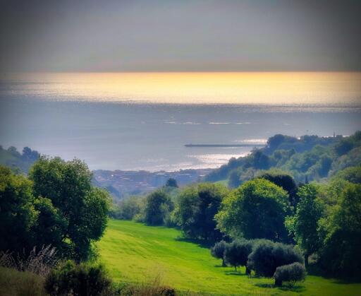 Paesaggio con colline verdi, mare e cielo