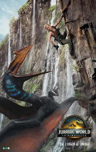 Questa è la locandina italiana di un film della serie Jurassic World.

L'immagine è dominata da una scena drammatica di arrampicata su una parete rocciosa a strapiombo, con diverse cascate che scendono sullo sfondo lussureggiante.

Personaggio Umano: In alto e a destra, c'è una donna che indossa abiti da avventura (pantaloni cargo, canottiera) ed è assicurata con corde, intenta a scalare o calarsi sulla roccia. La sua espressione suggerisce sforzo e paura.

Dinosauro Volante: In basso e a sinistra, un grande rettile volante di tipo Pterosauro sta ghermendo verso la donna. Ha piume nere e arancioni/rosse sul collo e sulla testa, e la sua bocca è spalancata in un grido o un attacco. Il dinosauro occupa gran parte della metà inferiore dell'immagine, incombendo sulla figura umana.

Testo e Logo: In basso a destra, in un cerchio color oro, c'è il logo del film: "JURASSIC WORLD: LA RINASCITA". Sotto, in caratteri bianchi, la data di uscita: "DAL 2 LUGLIO AL CINEMA".

Nel complesso, l'immagine comunica pericolo, avventura e azione attraverso il contrasto tra la fragilità umana e la minaccia del dinosauro in un ambiente naturale selvaggio.