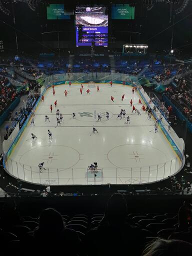 Il campo con il riscaldamento delle squadre