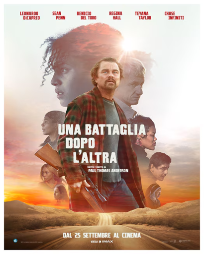Questo è il poster ufficiale italiano per un film intitolato "Una battaglia dopo l'altra" (che in inglese sarebbe "A Battle After Another"). Il poster ha un tono drammatico e intenso, dominato da un'atmosfera da tramonto o alba nel deserto.

Al centro della composizione si staglia la figura dell'attore Leonardo DiCaprio. È in primo piano, a figura intera, e ha un'espressione grave e determinata. Indossa una camicia a quadri (flanella) rossa e verde scuro sopra una maglietta grigia, e jeans scuri. Tiene in mano un fucile a pompa appoggiato sulla spalla destra.

Sopra e attorno a DiCaprio, i volti degli altri attori principali sono sovrapposti o fusi con le nuvole in un cielo rosso-arancio e bianco, evocando l'idea di una storia complessa e corale:

Immediatamente dietro di lui e leggermente a destra si distingue il volto in profilo di Sean Penn, con i capelli grigi.

In alto a sinistra, c'è un volto femminile con capelli ricci scuri, presumibilmente Teyana Taylor.

Altri volti di attori, inclusi Benicio Del Toro e Regina Hall, sono visibili come sagome e profili che emergono dalle ombre e dalla luce calda dello sfondo, suggerendo una comunità di personaggi legati dalla storia.

La parte superiore del poster è occupata da un cielo drammatico, con nuvole che sembrano infuocate dal sole. I personaggi sono fusi con questa luce.

La parte inferiore mostra un paesaggio desertico o di strada aperta. Si vede una strada asfaltata che si estende verso l'orizzonte.