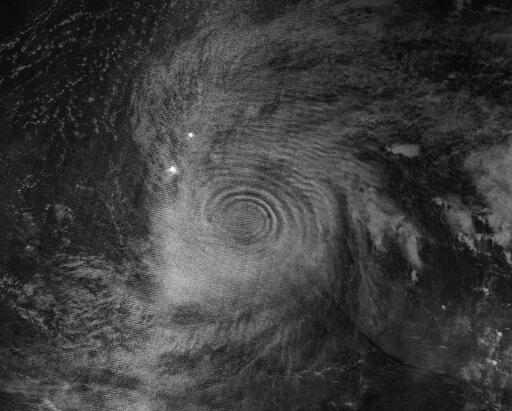In questa immagine notturna, acquisita il 12 aprile 2026 (ora universale; 13 aprile ora locale) dal radiometro VIIRS (Visible Infrared Imaging Radiometer Suite) a bordo del satellite NOAA-20, sono visibili le onde di gravità atmosferiche generate dal supertifone Sinlaku attraverso il bagliore mesosferico.